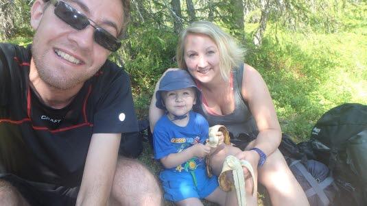 Espen Frang Knarvik har i dag et helt annet liv enn han hadde før transplantasjonen. Her sammen med samboer Marthe Hoddø Fossland og deres fire år gamle sønn. Foto: Privat.