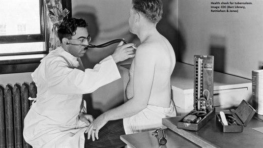 Foto: PHIL-CDC: Bilde er tatt I 1932 og viser en rutineundersøkelse utført på et tuberculose-sanatorium i USA. Bakgrunnen er at pasienten jobber på et meieri, og regelmessig testing av mennesker i matindustrien var viktig for å holde maten fri for smitte.