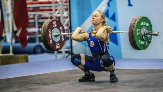 Sol Anette Waaler utfører øvelsen støt. Foto: Tryggve Duun.