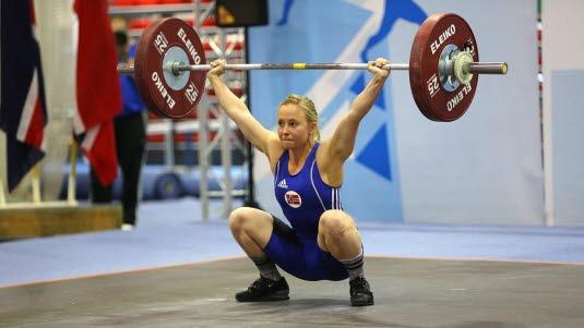 Sol Anette Waaler utfører øvelsen rykk. Foto: Tryggve Duun.