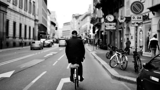 Syklist i bygate