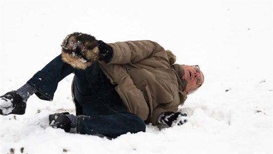 En mann har falt og skadet seg