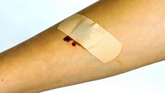 Plastret over et blodig sår 