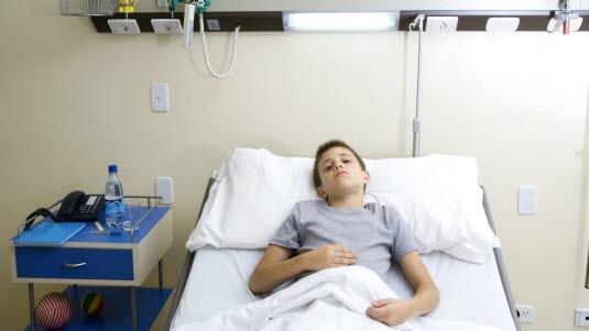 Gutt med magesmerter