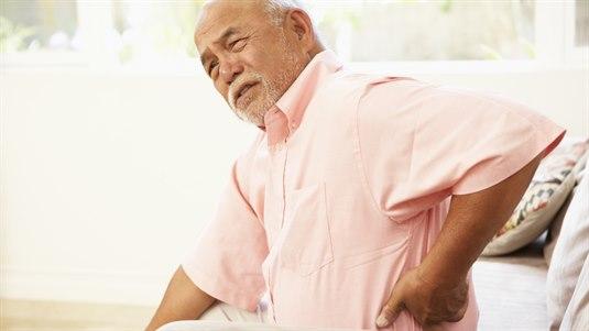 Eldre mann med smerter i siden