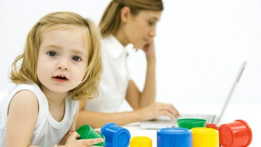 yrkeskvinne med barn