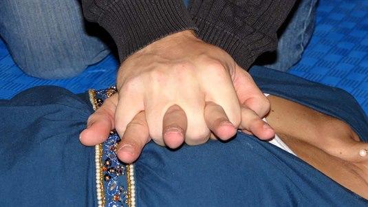 Nærbilde av hvor hendene skal plasseres ved utførelse av hjertekompresjon