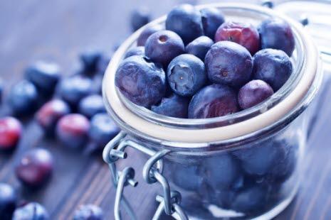 En krukke med blåbær