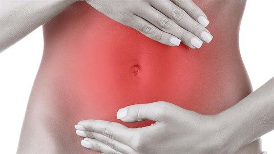 Magesmerter Svart hvitt bilde av en mage med et rødt felt som skal illustrere mageinfeksjon