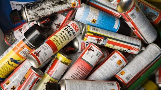 Mange spraybokser som ligger over hverandre