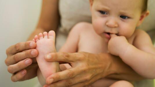 Undersøker foten til en baby