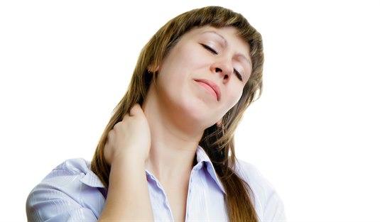 Nakkesmerter Illustrasjonsfotoet viser en kvinne med lukkede øyne som tar seg til nakken