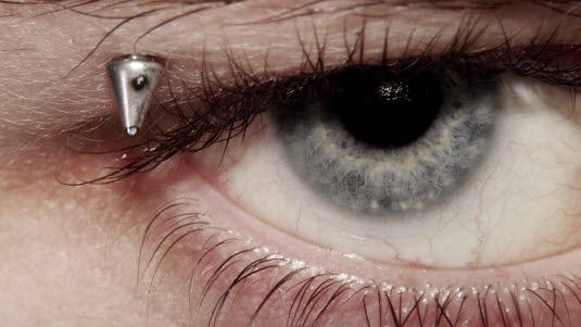 Piercing i øyelokket Piercing i øyelokket