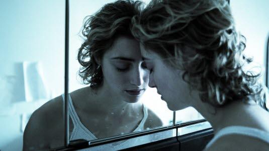 smertelindring Illustrasjonsfoto av en kvinne Kvinne med smertefull mine. Hun lener seg mot et speil.