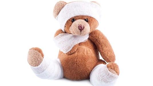 Hodeskade En bamse bandasjert rundt hode, armen og begge føttene