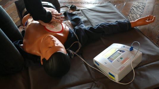 advanced cpr Det utføres hjertekompresjon på en førstehjelpsdukke