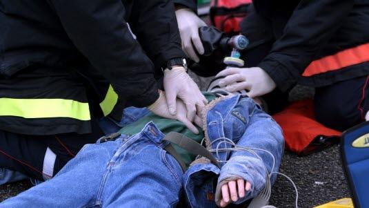 ulykke,hjerte-lungeredning,førstehjelp.jpg Ambulansearbeidere utfører hjertekompresjon på et barn