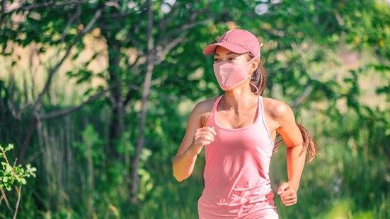 Joggetur med munnbind