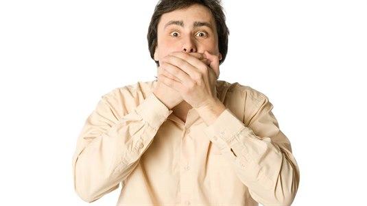 Kvalme En mann som er kvalm og holder seg for munnen