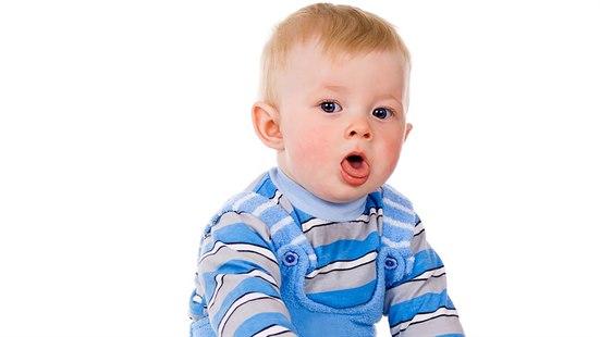 Hoste hos smbarn Et barn i stripete genser og blå teddy selebukse som hoster