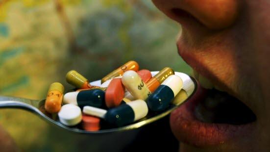Piller Illustrasjonsfoto av en person som skal til å spiser en skje med tabletter.