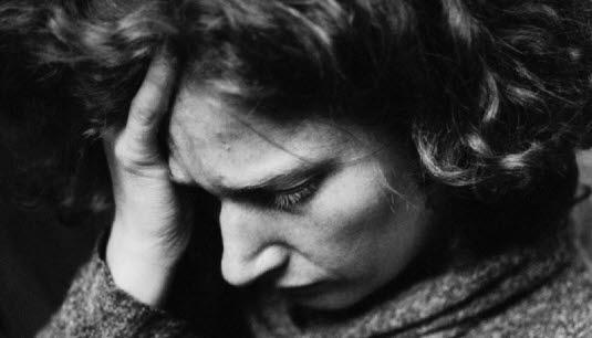 sorg,trist.jpg En dame som lener hode sitt mot hånden