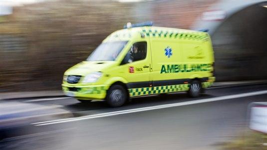 Illustrasjonsfoto av en ambulanse som kjører i høy hastighet ut av en tunnel.