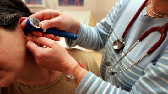 øre,undersøkelse,lege,pasient.jpg Lege sjekker øre til en pasient med et otoskop