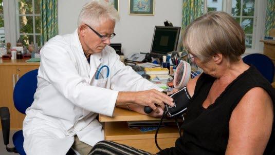 Måler blodtrykket Illustrasjonsfoto av en kvinnelig pasient som er hos legen og måler blodtrykket.