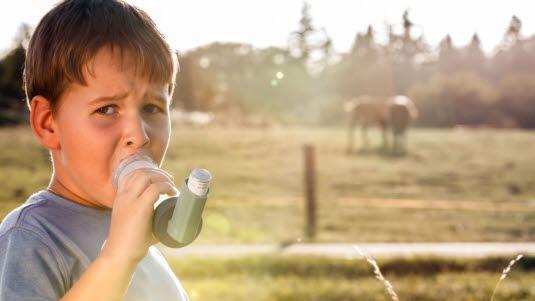 Gutt med inhalator