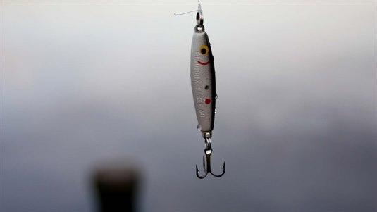 Fiskekrok Grå fiskekrok med fiskemotiv