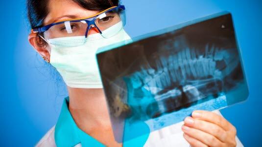 kjeveskade.jpg En lege holder opp et røntgenbilde av en kjeve