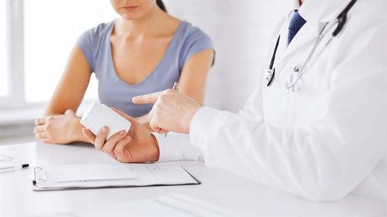 Resept Lege sitter sammen med pasient og har en gjennomgang av resepten