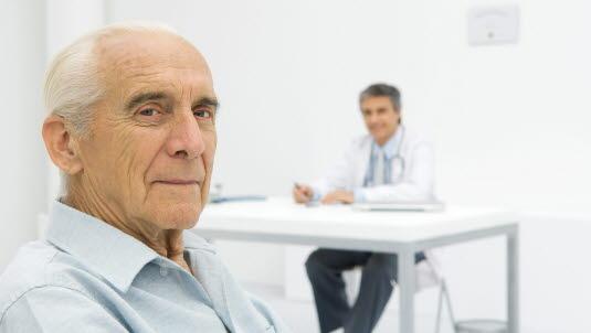 Hjerteundersøkelse Illustrasjonsfoto av en eldre mann på legens kontor for undersøkelse.