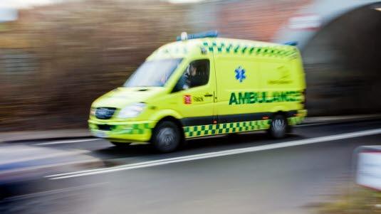 Ambulanse Illustrasjonsfoto av en ambulanse som kjører i høy hastighet ut av en tunnel.