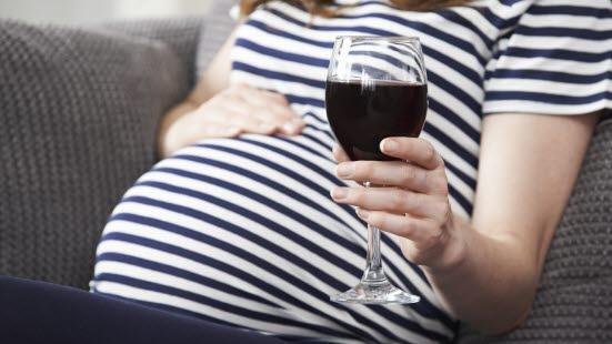 Gravid kvinne drikker alkohol