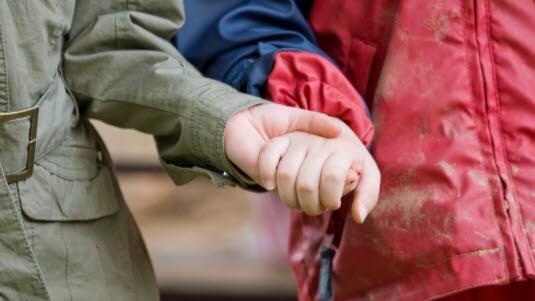 Barn som holder hender