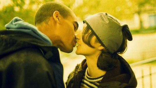 Kyssing Et ungt par som kysser på gaten