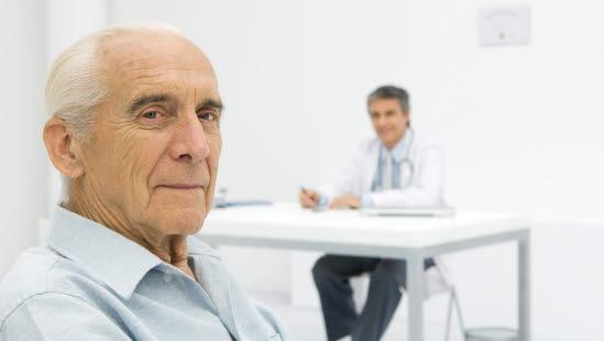 Hjerteundersøkelse Illustrasjonsfoto av en eldre mann på legens kontor for undersøkelse.