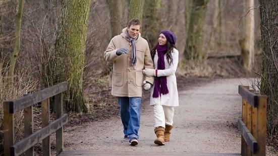 Gå tur Illustrasjonsfoto av et par som er ute å går en tur i en skog